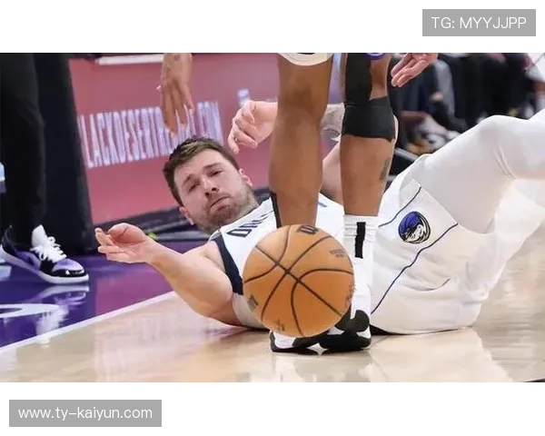 独行侠训练赛：东契奇高位策应屡受好评