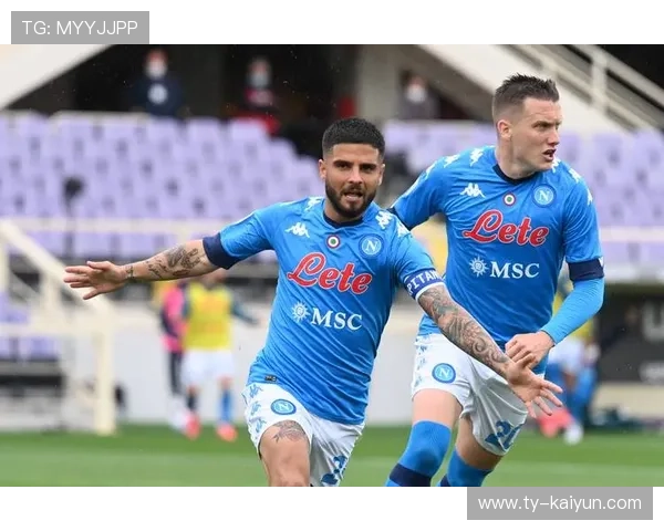 意甲那不勒斯中路展开进攻,禁区威胁迅速提升